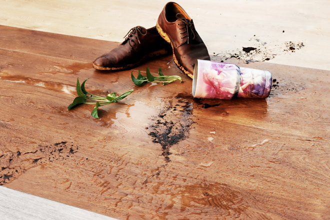 Sàn gỗ cốt đen cứng cáp bề mặt không bám bẩn dể dàng vệ sinh lau chùi.